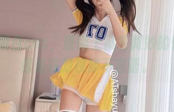 AT鲨黑白cos，原图上藏着微妙的情感，像是在对视却不言语。