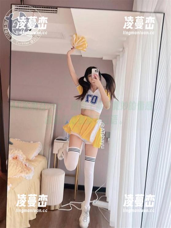 AT鲨黑白cos，原图上藏着微妙的情感，像是在对视却不言语。