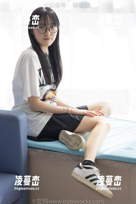 BoBoSocks袜啵啵 - 小甜豆的在线幽默：脚对脚互动，原图中的小妙招！