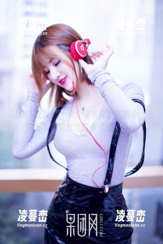 GIRLT果团网 - 中文课本旁的周妍希，校园写真中竟然透露着点点俏皮？