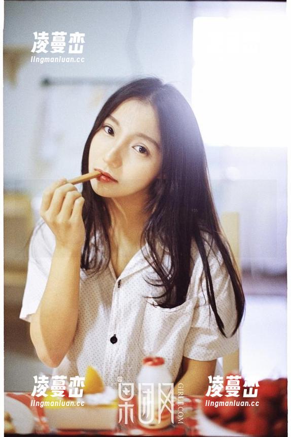 GIRLT果团网 - 美脚与平凡之间的距离只在一个甜Abby身边，反正我的大脚也能当隐形人…
