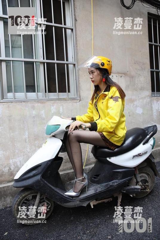 IESS异思趣向 - 小金裤子里的黑丝，哦，原来这就是美图的真谛呀！
