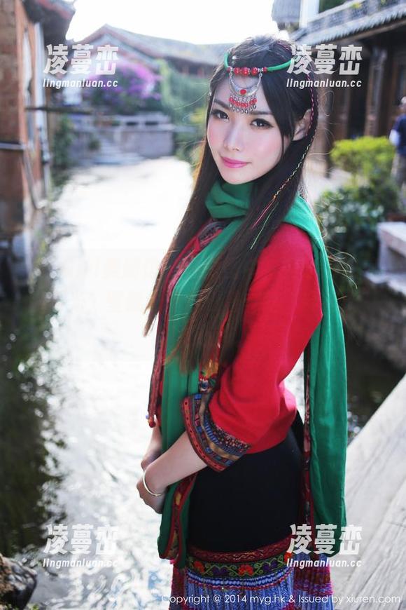 MyGirl美媛馆 - 在原图中，黄乐然的美脚闪光，壁纸也偷偷透着一丝“穿袜子”的小心思。
