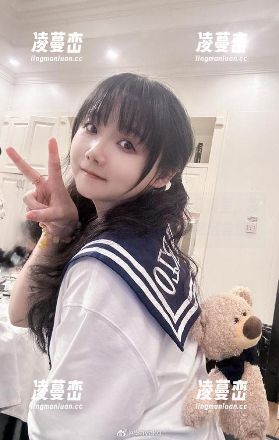 在Sayako＿今年4岁的全套写真里，凑阿库娅可真让人目不转睛，瞧瞧这角度！