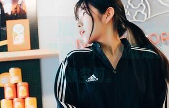 看Sonson(손손)的写真集：“MoistWaterDrop”，原图一不小心就成了云雨的想象空间。