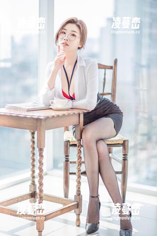 Yebin(전예빈)：当空姐穿越无圣光，真实与虚幻的边缘。