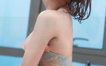 三度69的白色，图库里空间不大，但感觉满满。