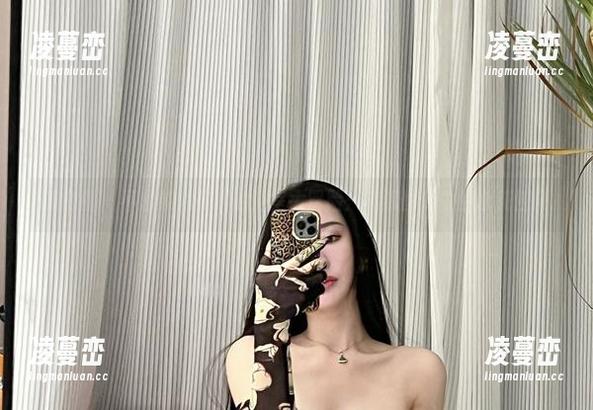 微密圈 - 不爱笑的赛琳的浴室大冒险：高清图库中的水花四溅