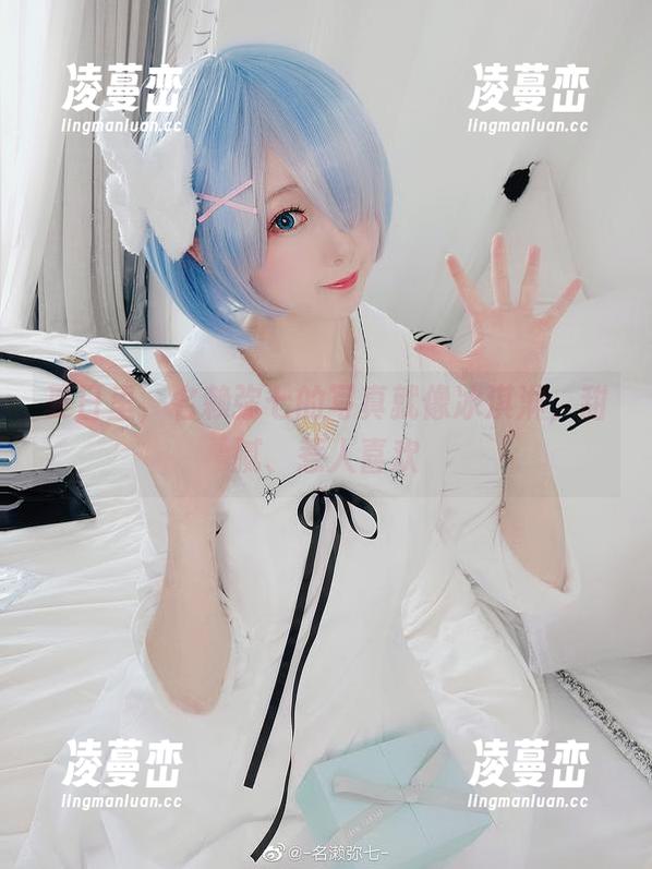 夏日里，名赖弥七的写真就像冰淇淋，甜腻、惹人喜欢