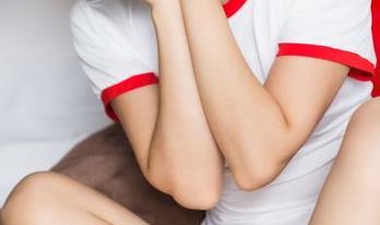 头条女神 – 信悦儿在天台的那些晒太阳图集分享，妥妥的夏日风情啊！