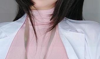 哦，看，女主K穿上蕾丝cos，连镜子都在想如何向她求婚！
