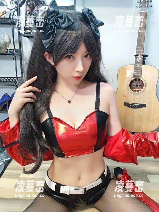 小女巫露娜的图集又更新了，傲慢小姐姐的眼神透着无奈和高傲之间的微妙平衡。