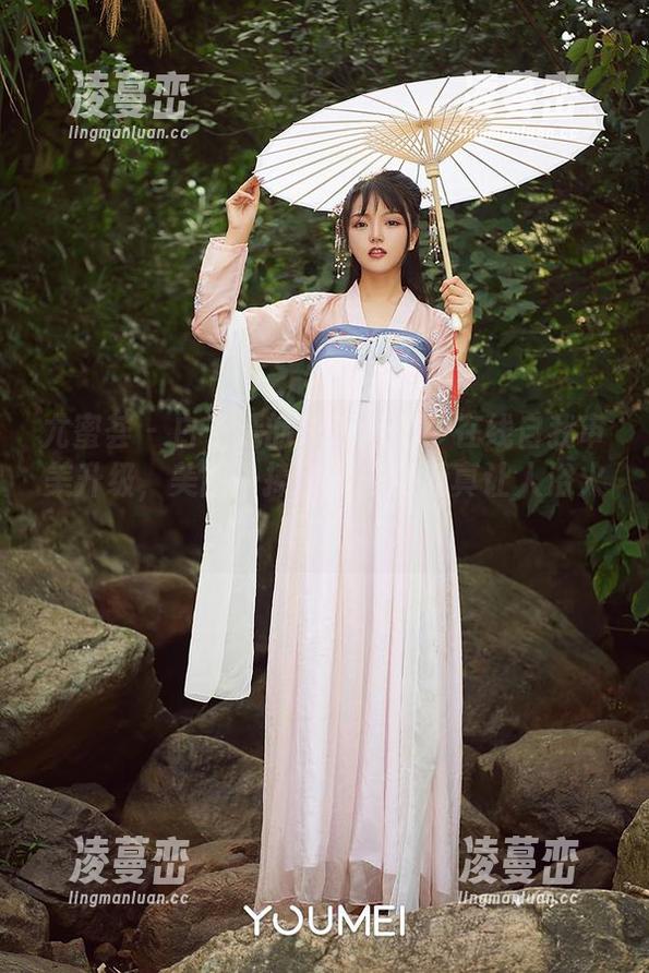 尤蜜荟 - 白子嫣的泳池修炼：在线自我审美升级，美图一捧，水光潋滟真让人浴火重燃。