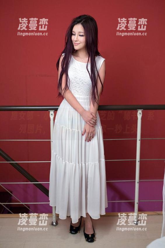 推女郎 - 小心！下载冯雨芝的“秘书”系列图片，它们可能会让你一秒上头。