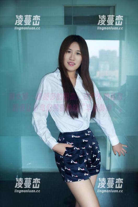推女郎 - 李丽莎的图集：在户外拍私房，顺便让小鸟们羡慕她的“华丽转身”。