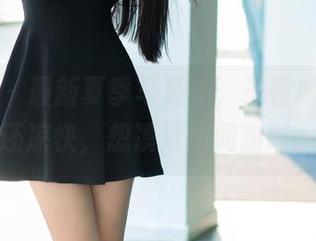 推女郎 – 最新夏季写真集，王馨瑶比西瓜还凉快，想凑近闻闻甜味。