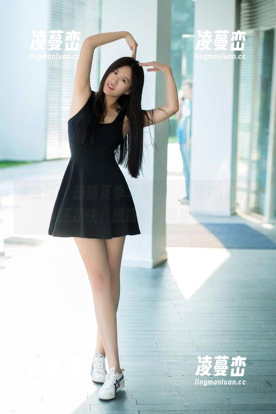 推女郎-王馨瑶 推女郎 - 最新夏季写真集,王馨瑶比西瓜还凉快,想凑近闻闻甜味。