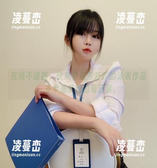 在线不迷路，快来看是依酱吖的泳衣作品，多半是缤纷的夏日梦。