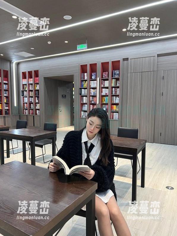 微密圈 - 原图也疯狂：教室里的是小逗逗像是怀旧电影里的主角