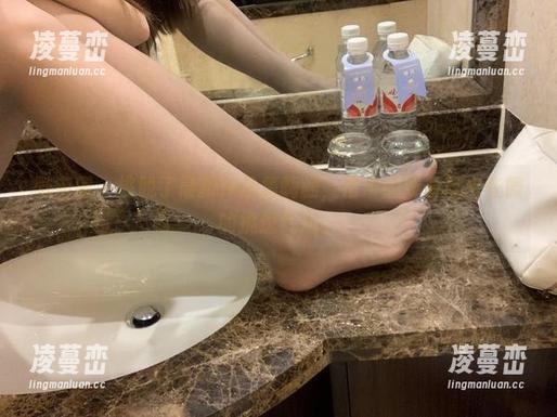 微密圈 - 桃脱了最新作品集嗨翻，吊带的线条带出些微的挑逗气息。