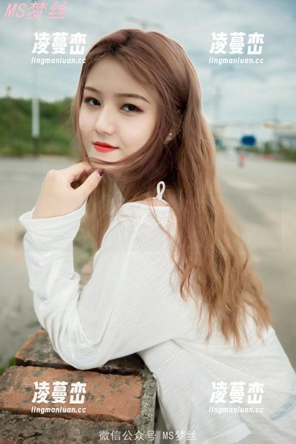 梦丝女神 - 原图里的张芷馨，笑着的少女，但你可别指望她会对你微笑。