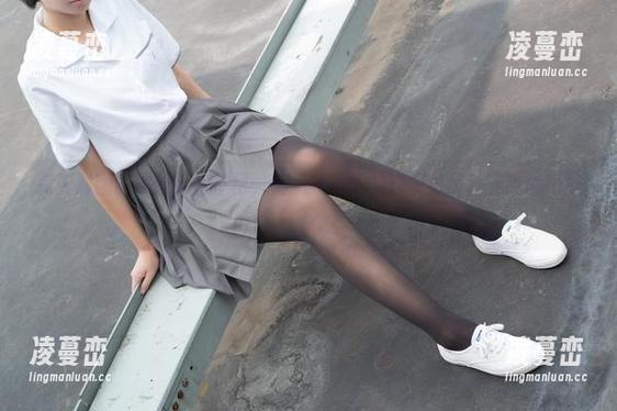 森萝财团的黑丝红格子裙，高清状态下的轻快舞步，下载拥抱吧！