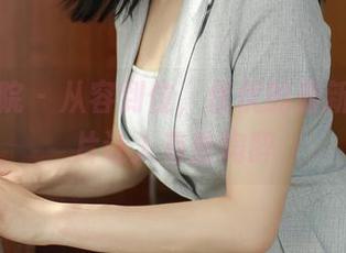 模范学院 – 从容到位，优优的最新黑白图片让人有些陶醉