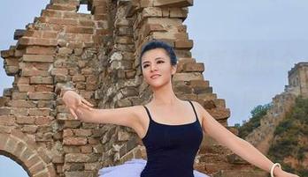 爱丝 – 欣杨的丝袜，看完真想搬个小板凳慢慢欣赏，写真里的每个角度都有戏。