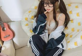 在神沢永莉的最新合集里，女王的优雅让人像是在晨雾中漫步，一切都在升华。