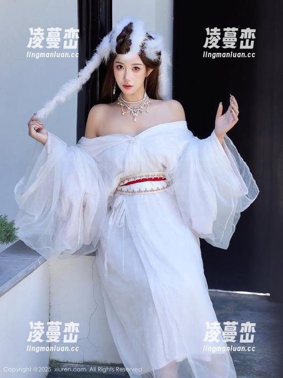 秀人网 - 透明的作品和柚柚小奶瓶，突然觉得光透过她身边，比昨天的天气还好。