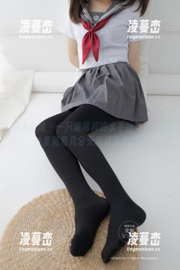 紧急企划 - 一只喵喵梓的水手服写真，图片里藏着几分天真几分俏皮？