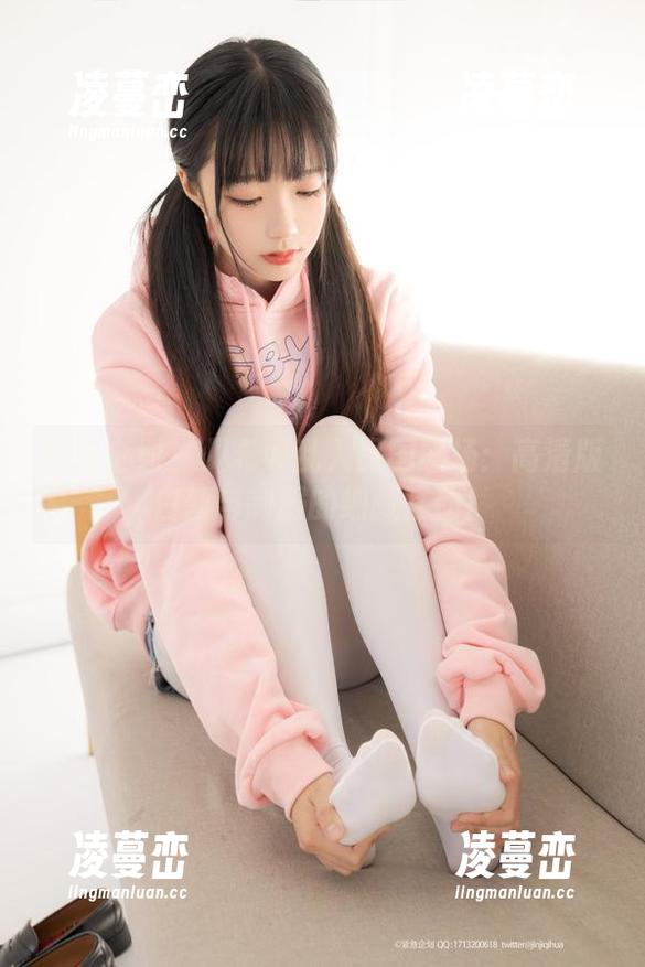 紧急企划 - 见希w乱入民国剧场：高清版白丝与制服的细腻互动！