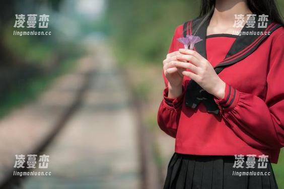夏天到，西呱呀呀呀请给我最高清的美图，别再让我练习跳水了…我想飞起来！