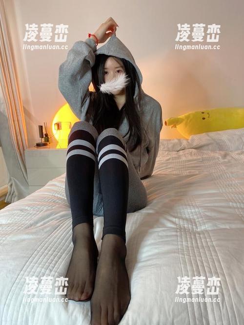微密圈 - 来瞧瞧软妹小九九的校服新玩意，原图更新不跳票！