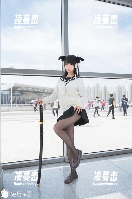 灵魂画手雪琪SAMA的新宠：黑丝镂空衣福利演出时刻！