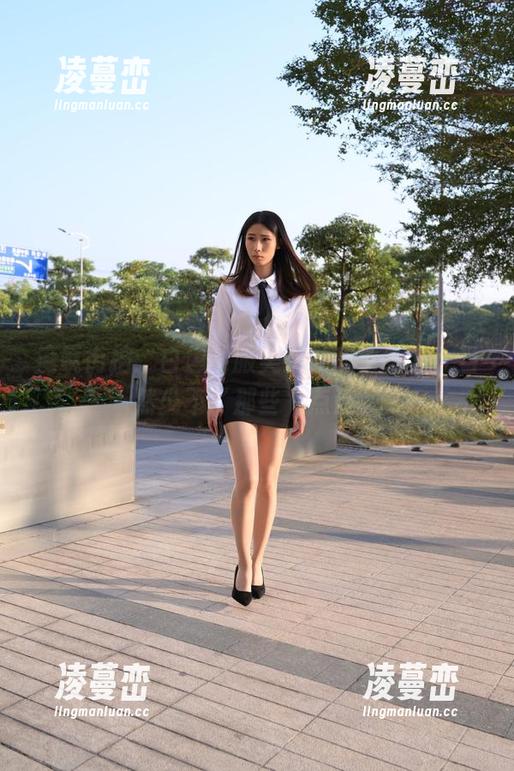 魔镜街拍：白色制服美女的高清细节，当然少不了那些“点滴”